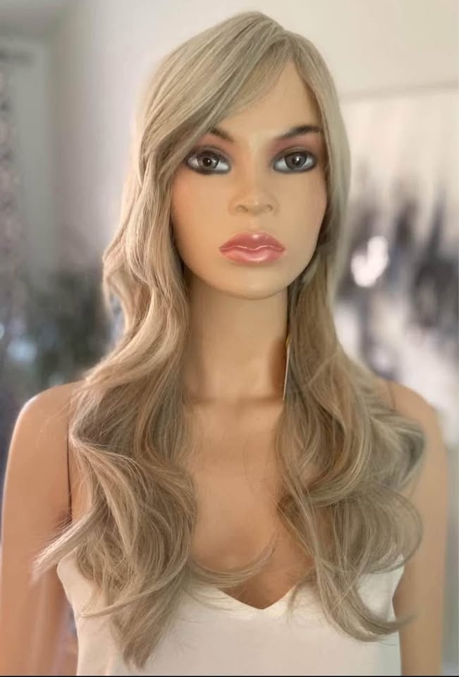 NWT Long Wavy Layered Grey Blonde Synthetic Wig w Bangs 2116 - photo 3