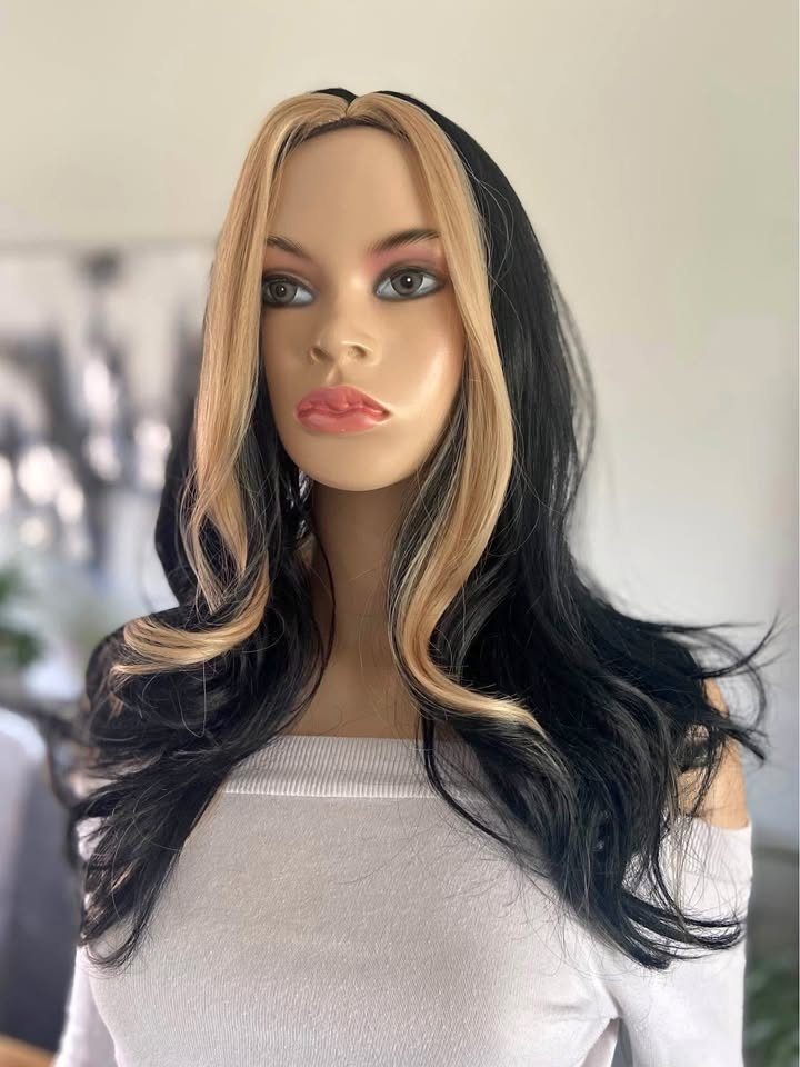 NWT 20" Layered Wavy Blk Wig w/ Blonde Money Piece 2275