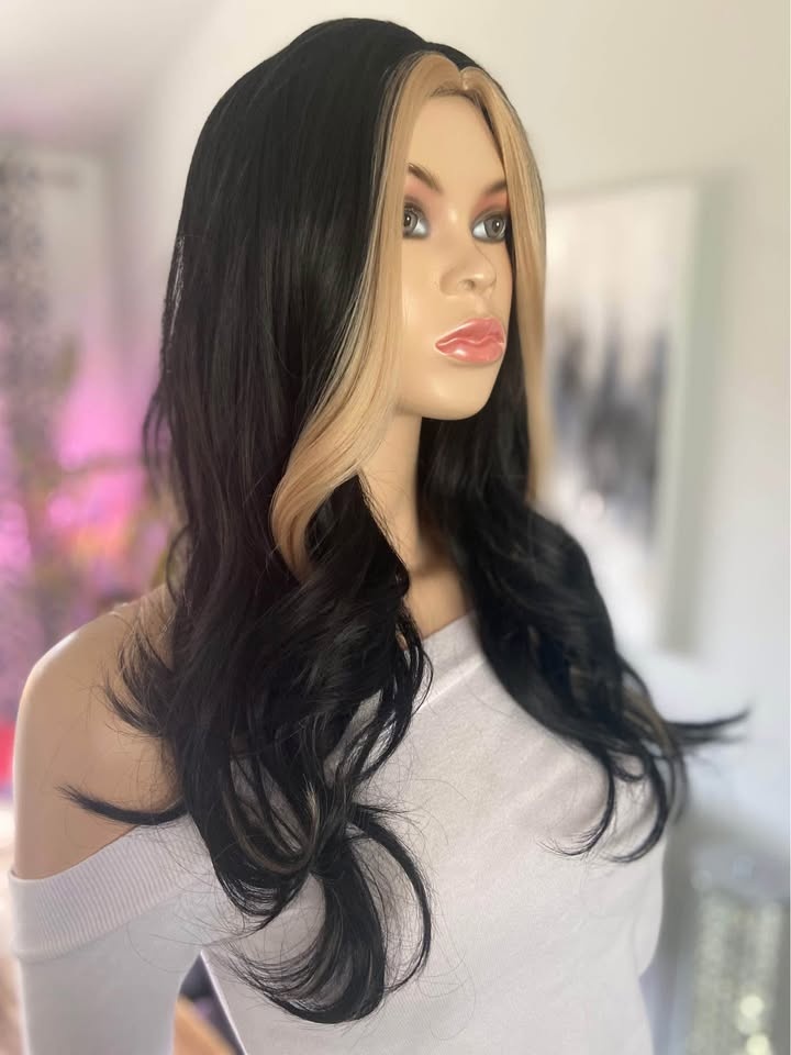 NWT 20" Layered Wavy Blk Wig w/ Blonde Money Piece 2275 - photo 4