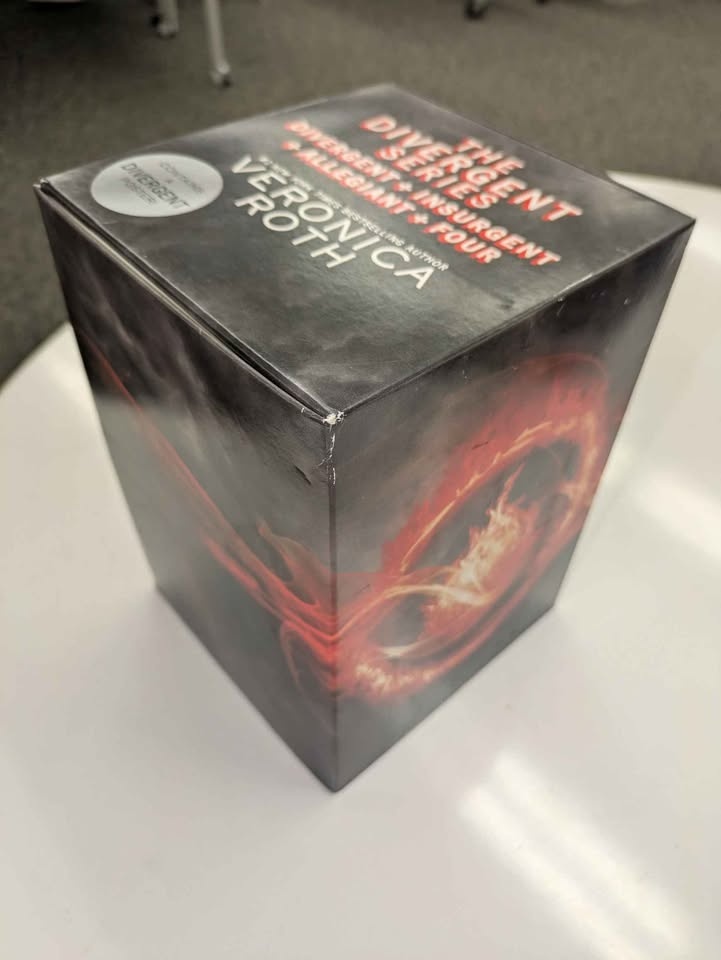 Divergent Book Series Box Set (Hardcover) - photo 2