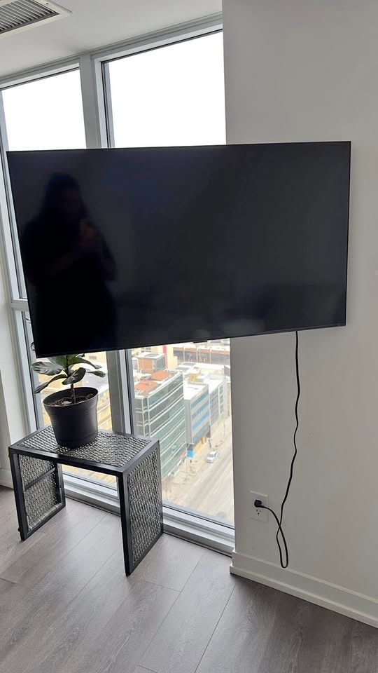 Samsung 43’ TV with Wall Mount