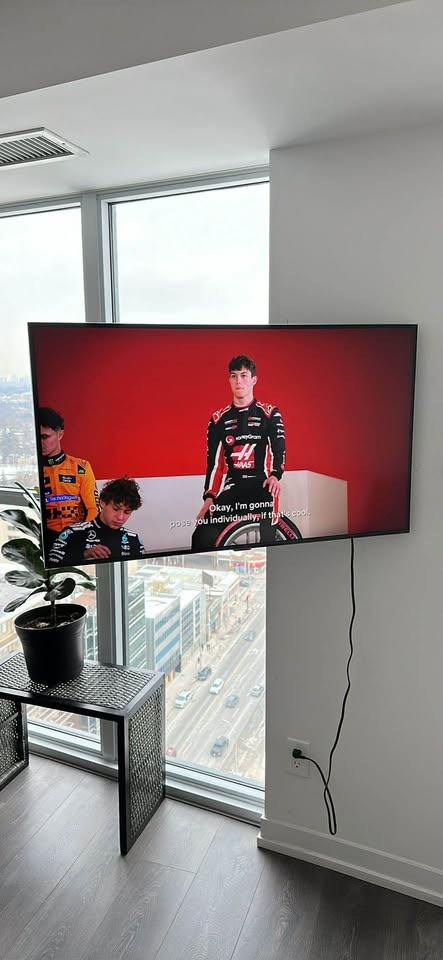 Samsung 43’ TV with Wall Mount - photo 2
