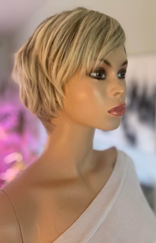 NWT: Short Pixie Cut Sandy Blonde Synthetic Wig (2296) - photo 4