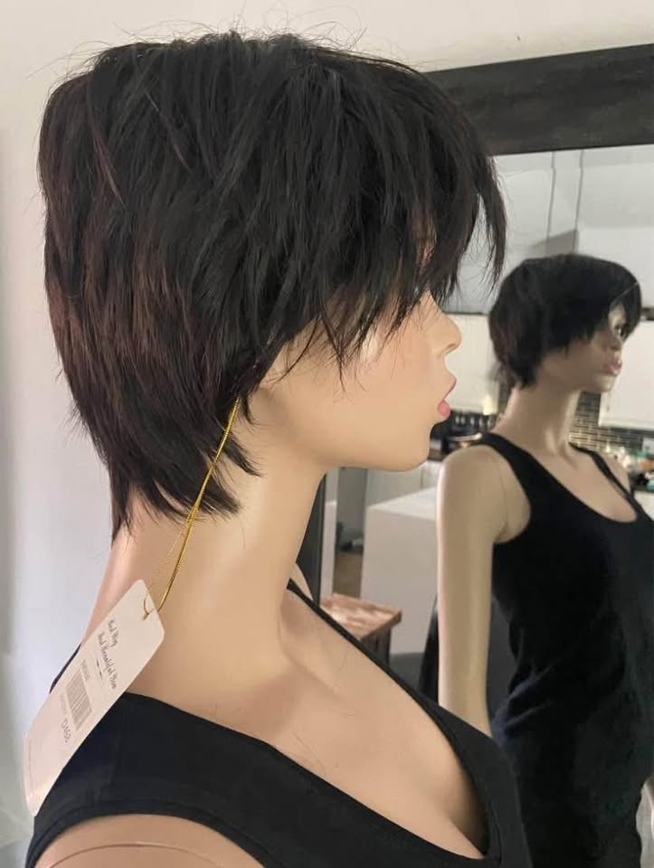 NWT: Short Layered Black Synthetic Wig (2145/6) - photo 4