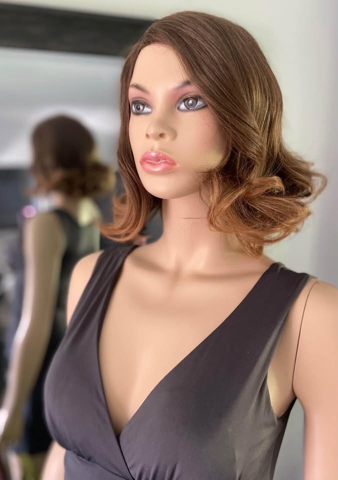 NWOT Shoulder-Length Wavy Lt Brown Highlighted Wig 2013 - photo 2