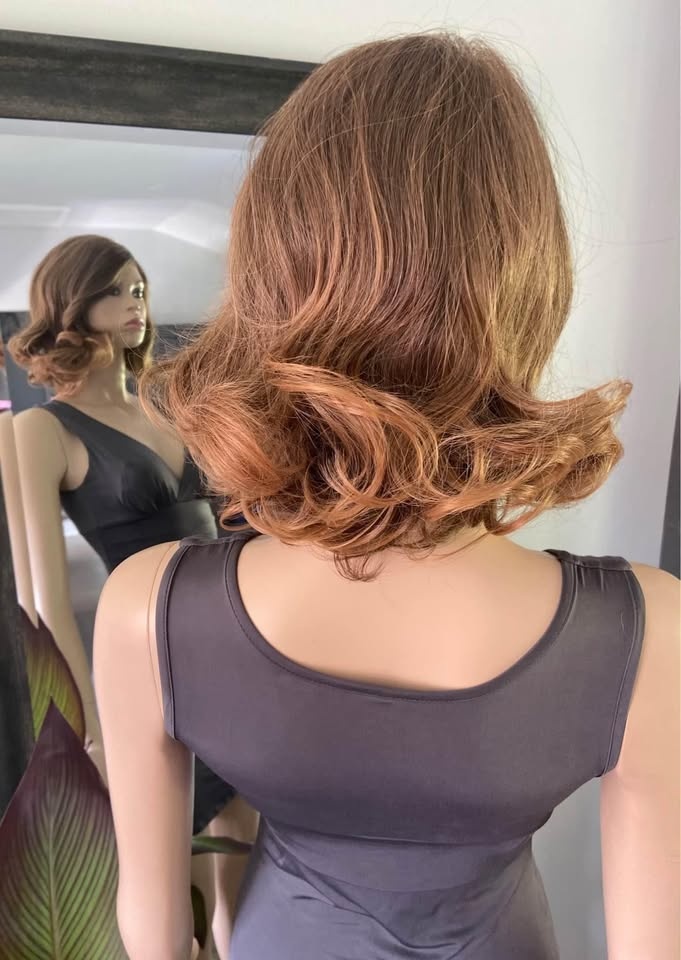 NWOT Shoulder-Length Wavy Lt Brown Highlighted Wig 2013 - photo 5