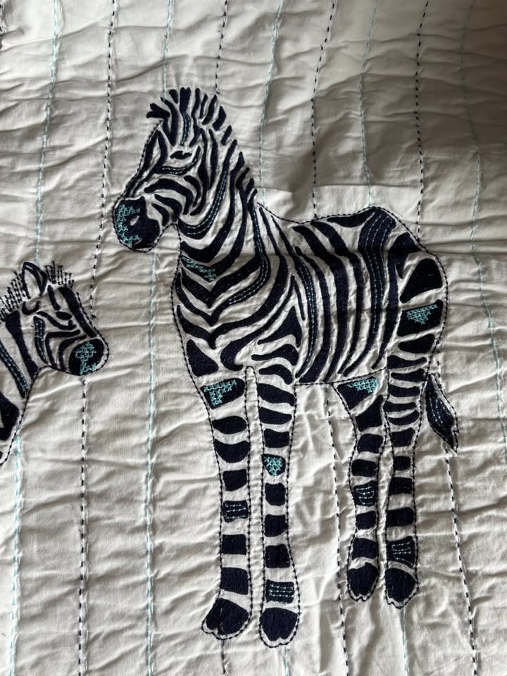 Pottery Barn Kids Quilt - Giraffe & Zebras 50" x 36" 🧡 - photo 3