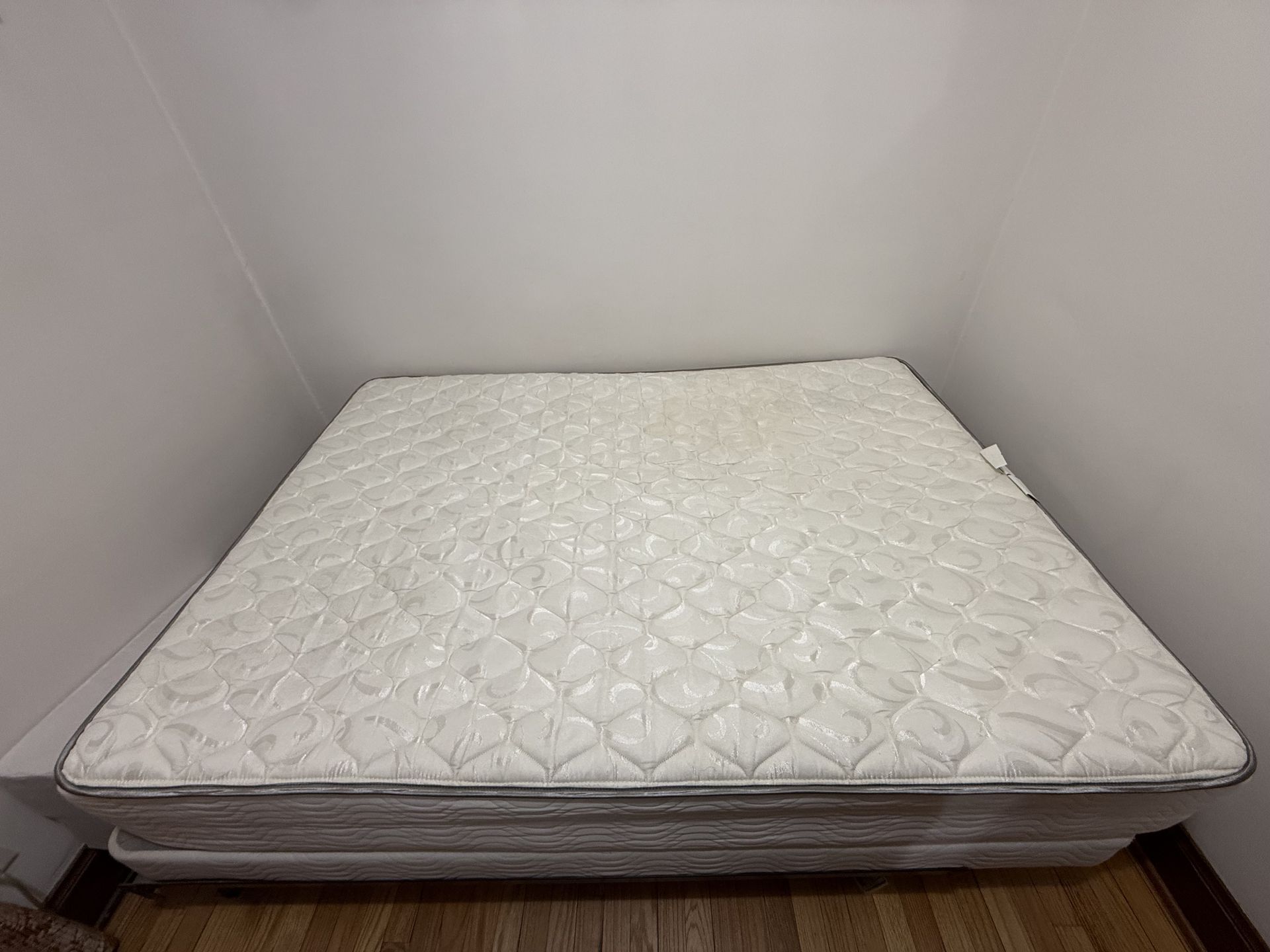 BEAUTYREST Full Mattress, Box Spring, and Frame