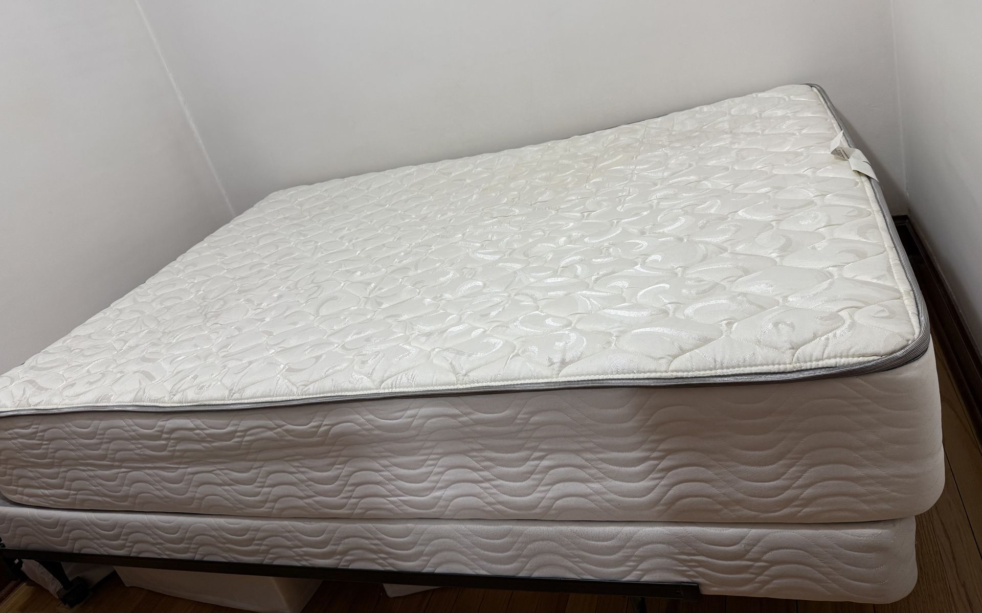 BEAUTYREST Full Mattress, Box Spring, and Frame - photo 3