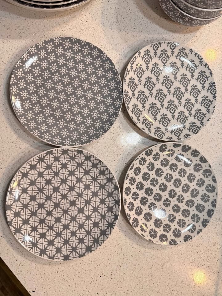 Mainstays Grey 16-Piece Dinner Set – Like New