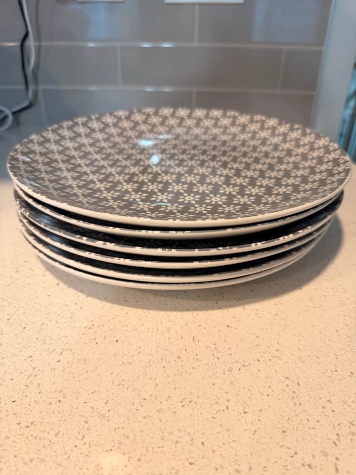 Mainstays Grey 16-Piece Dinner Set – Like New - photo 2