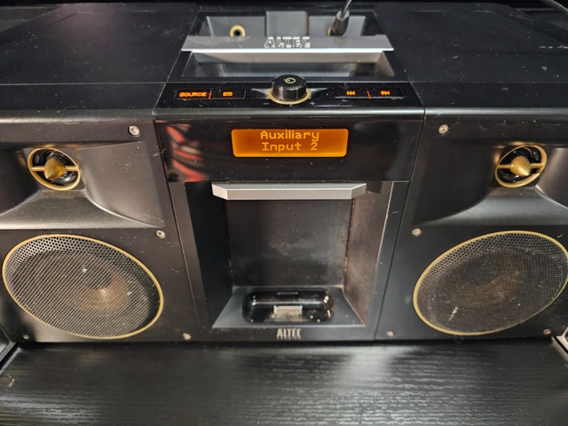 Altec Lansing iMT800 Boombox - photo 2