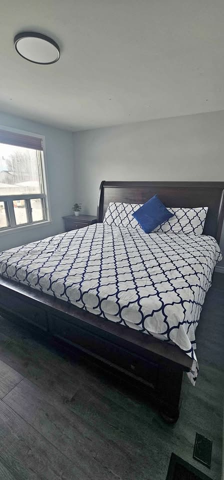 Moving sale: King-size bed and drawers