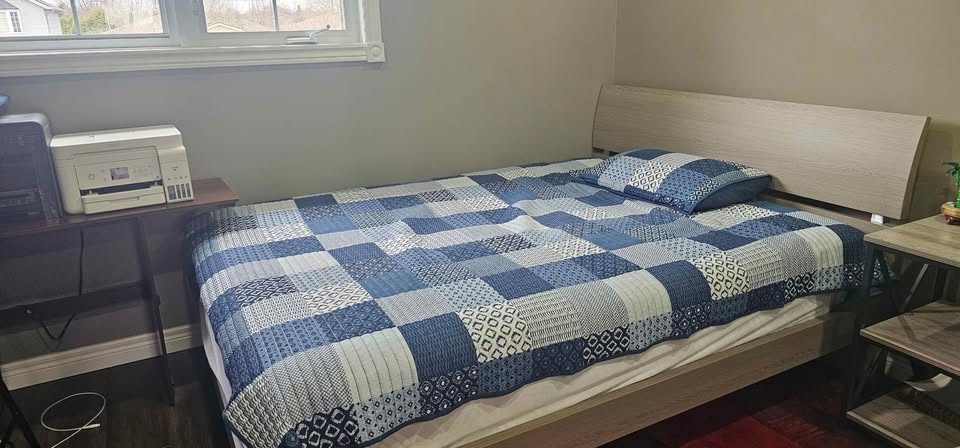 Moving Sale: Selling A New Queen-Sized Bed - photo 2