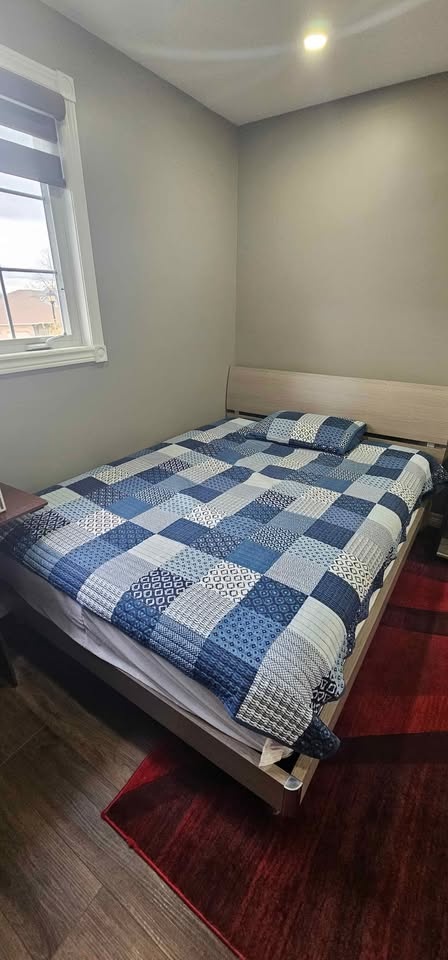 Moving Sale: Selling A New Queen-Sized Bed - photo 3
