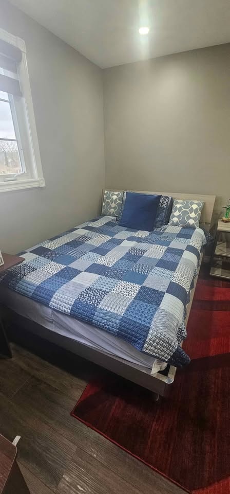 Moving Sale: Selling A New Queen-Sized Bed - photo 4
