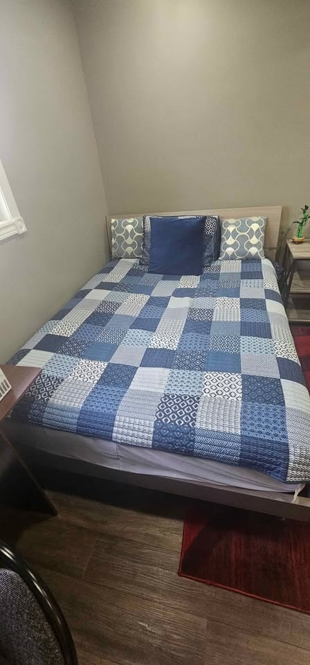 Moving Sale: Selling A New Queen-Sized Bed - photo 5