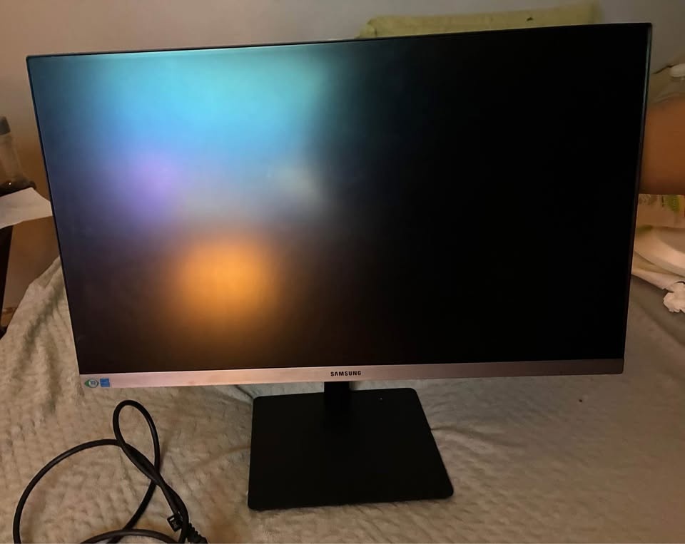 Samsung 24” LED Monitor — Excellent Condition - photo 2