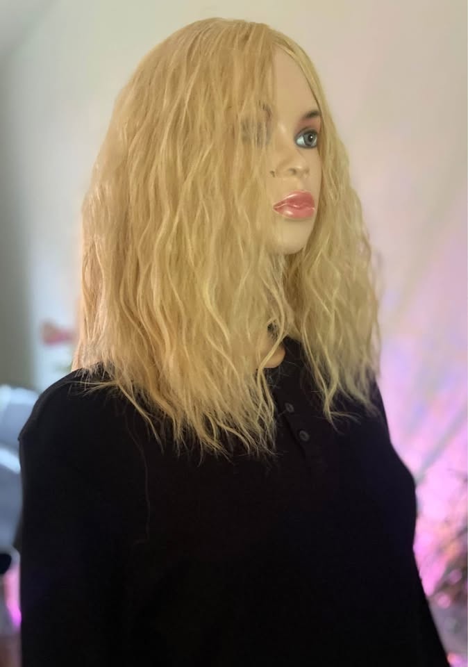 NWOT Voluminous Blonde Wavy Synthetic Wig - Surfer/Rocker 2340 - photo 3