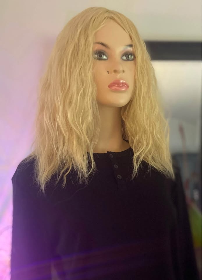 NWOT Voluminous Blonde Wavy Synthetic Wig - Surfer/Rocker 2340 - photo 4