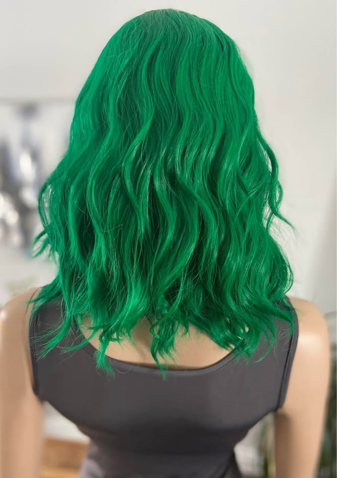 NWT: St Patrick’s Day 14” Bright Green Wavy Synthetic Wig 2255 - photo 5
