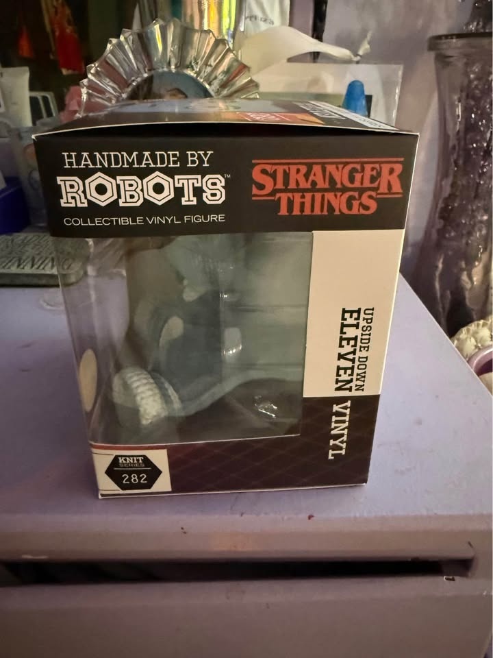 Eleven Stranger Things Robots Figurine - photo 2