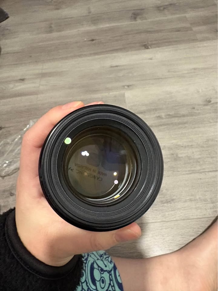 Canon EF 85mm f/1.8 Lens with Hood - photo 2