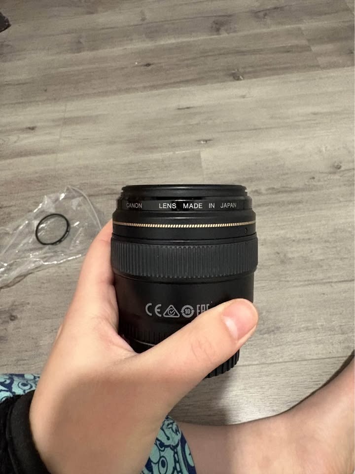 Canon EF 85mm f/1.8 Lens with Hood - photo 3