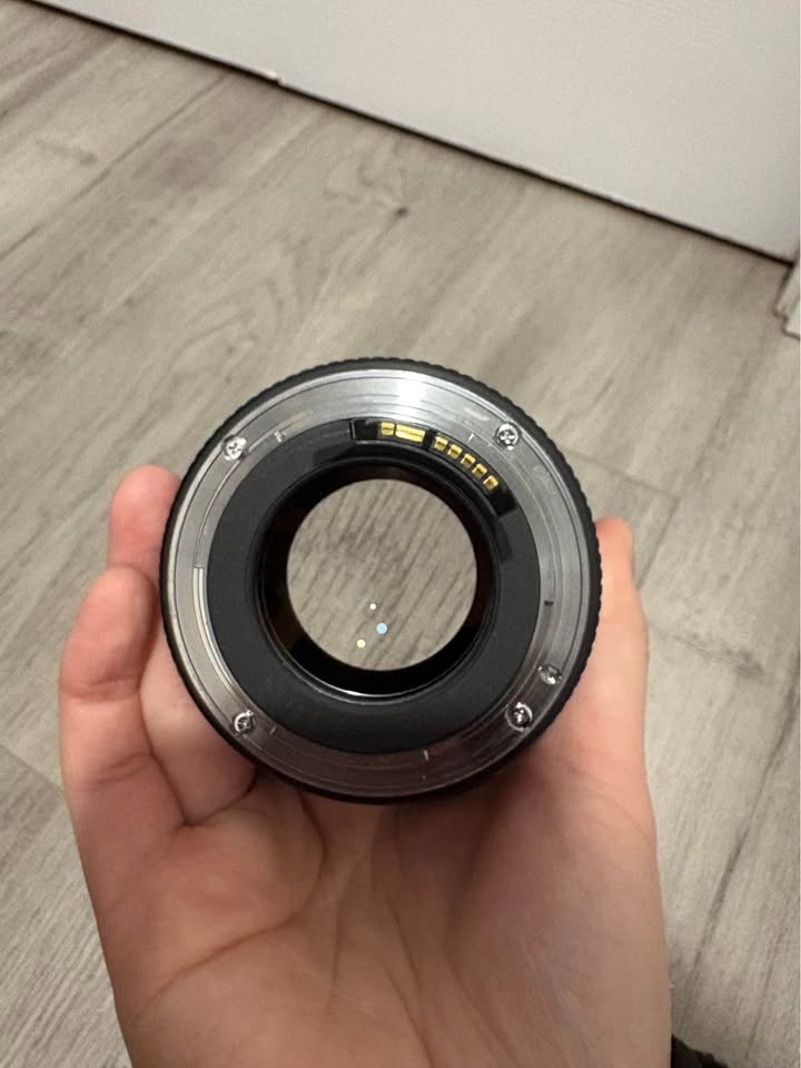 Canon EF 85mm f/1.8 Lens with Hood - photo 4
