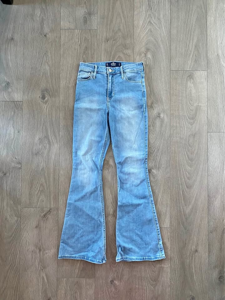 Hollister High-Rise Flared Jeans