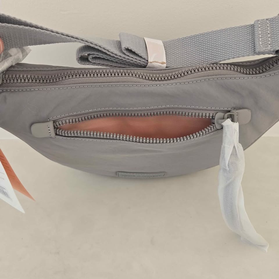 Poppy and Peonies Athleisure Crossbody Bag - New With Tags! - photo 5