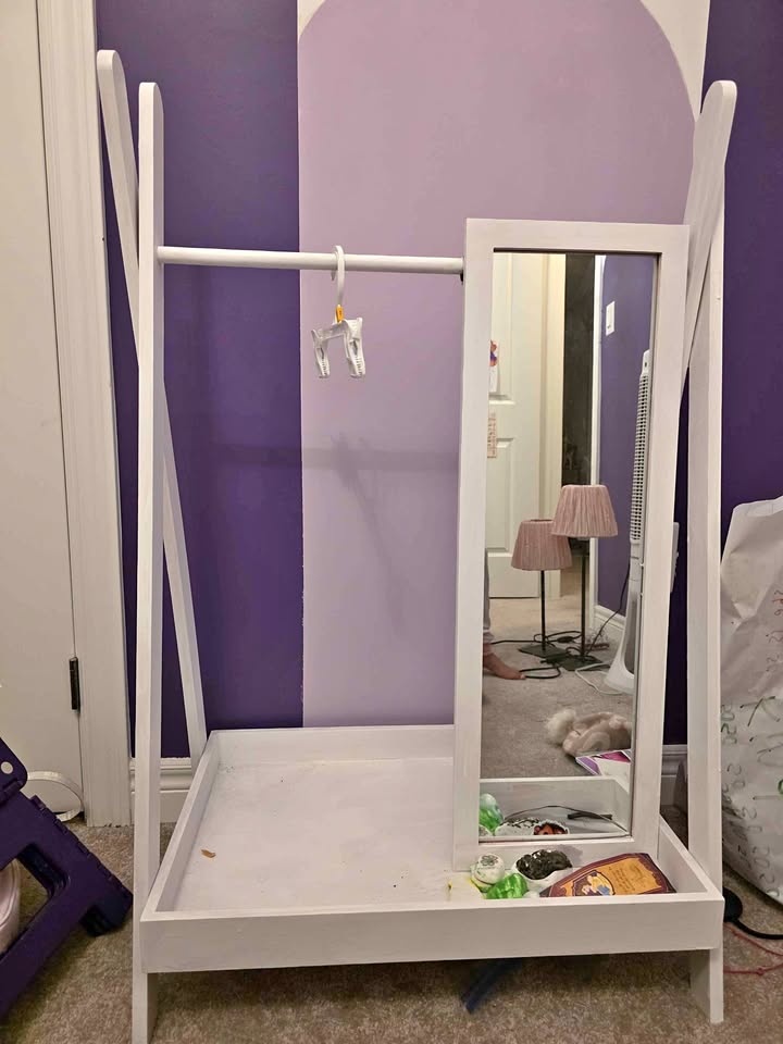 Little dresser with mirror