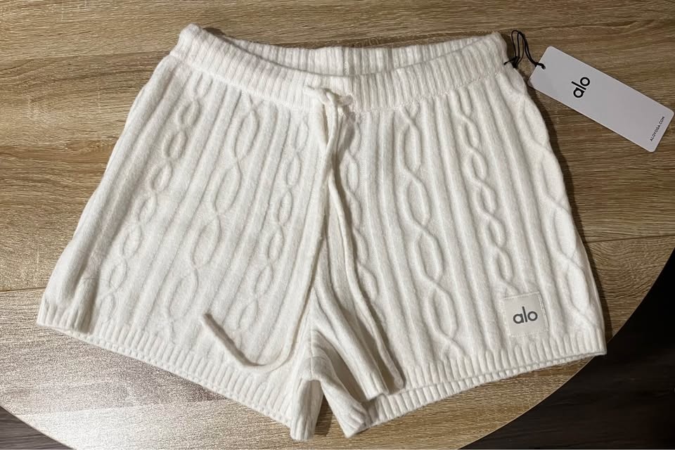 Brand New Alo Yoga Cable Knit shorts Size XS (with Tags on) - photo 5