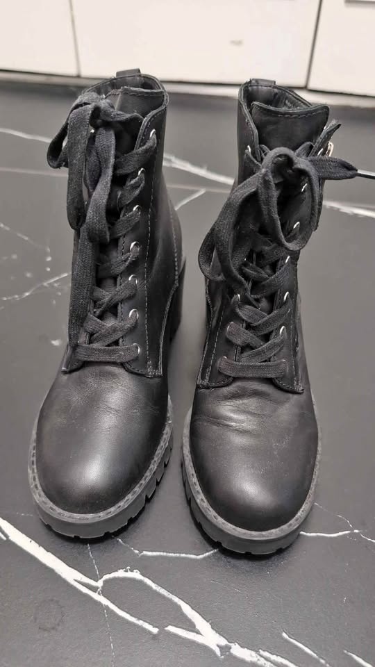 New vegan size 6 women's faux leather boots