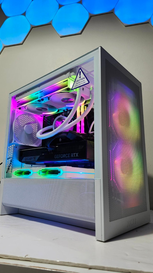 Snow White Gaming PC | RTX 5070 Ti Ryzen 7 7700 32GB DDR5 1TB