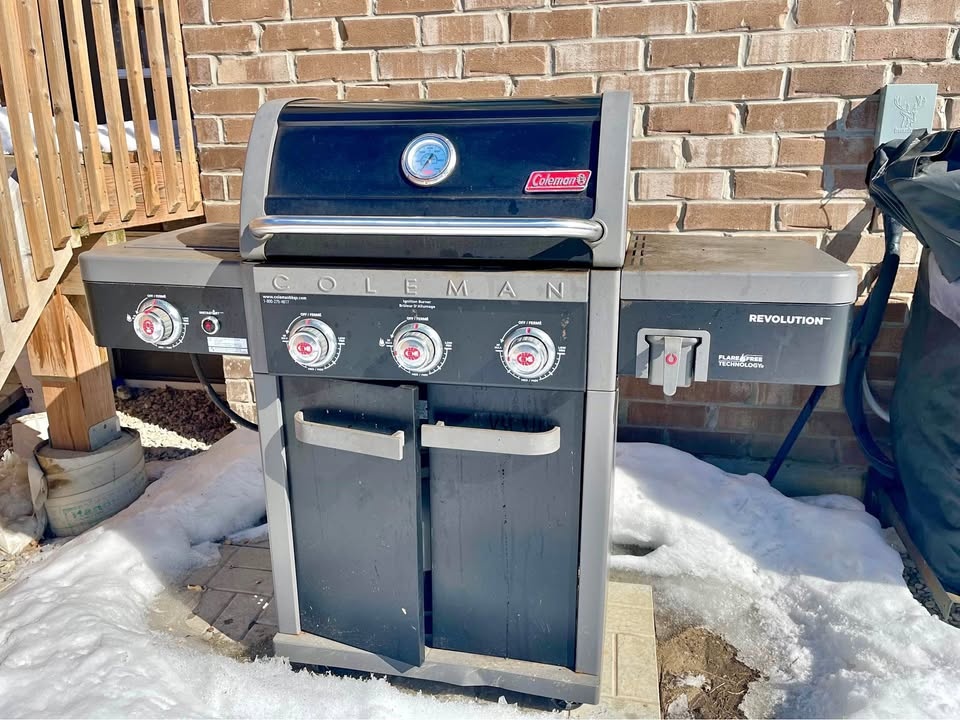 🔥 Coleman BBQ Grill – Great Condition – $200 (Must Go!) 🔥