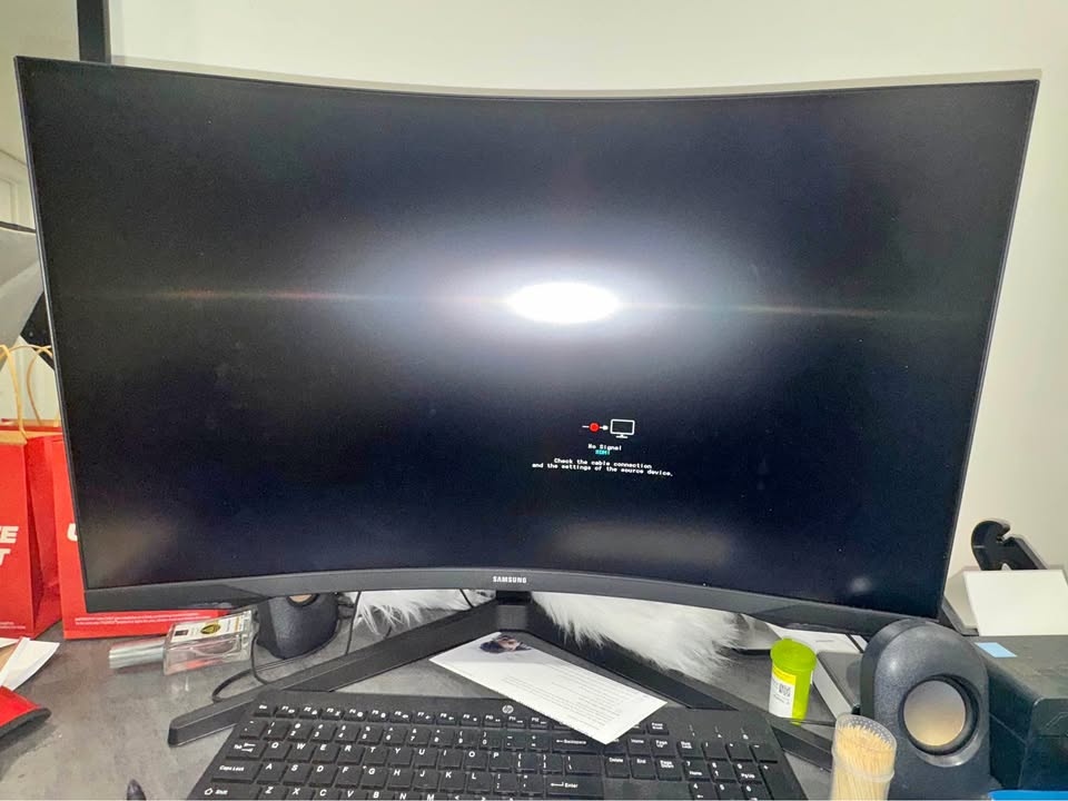 Samsung 32" Curved Monitor - photo 2