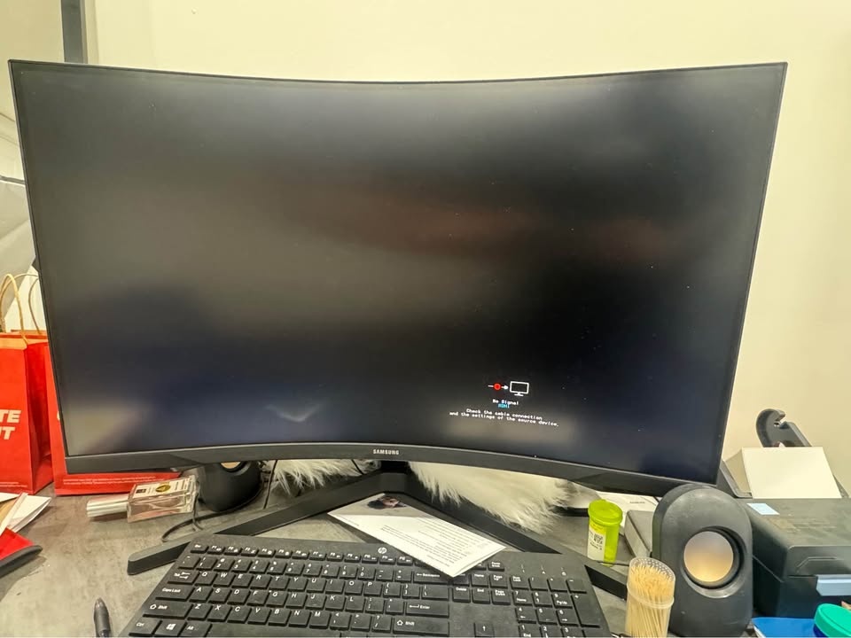 Samsung 32" Curved Monitor - photo 3