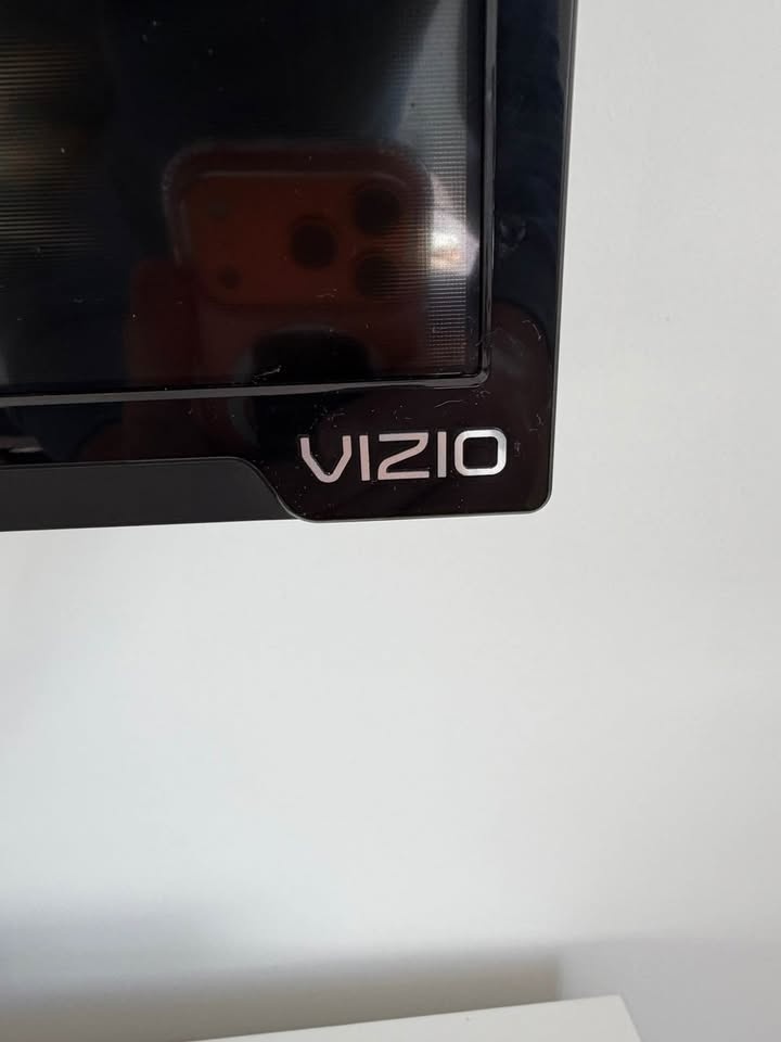 55” Vizio TV + LG Soundbar + Wall Mount + Antenna - Complete Set - photo 2