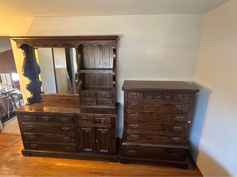 Bennington Pine - 2 Dressers and Hutch - photo 2
