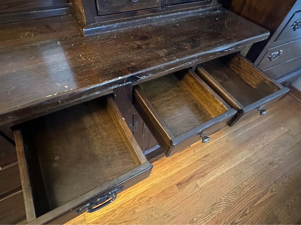Bennington Pine - 2 Dressers and Hutch - photo 4