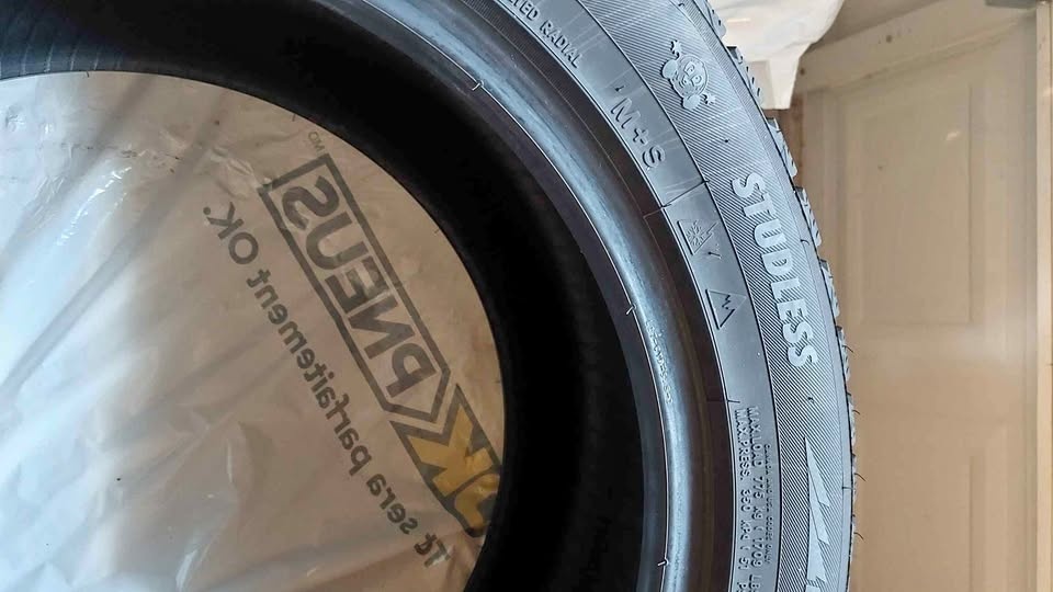 Toyo Observe GSi-6 Ice and Snow Tires 235/55R17