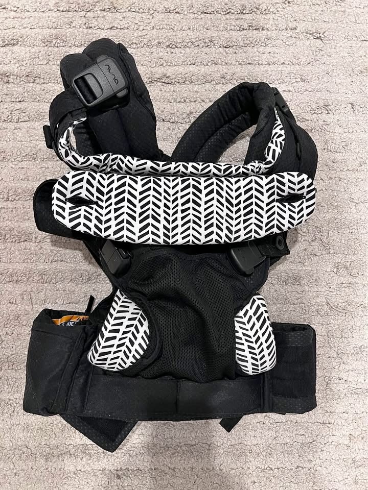 Nuna Cudl Clik Carrier - Black and White