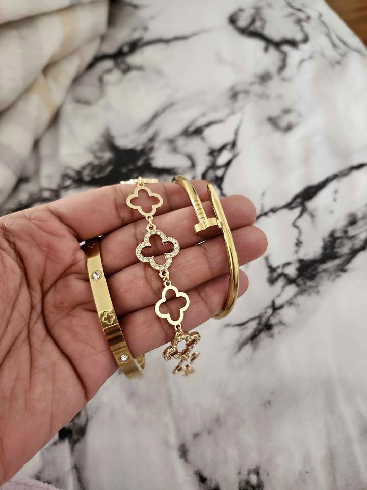 Elegant Gold Clover Bracelet Set – Brand New