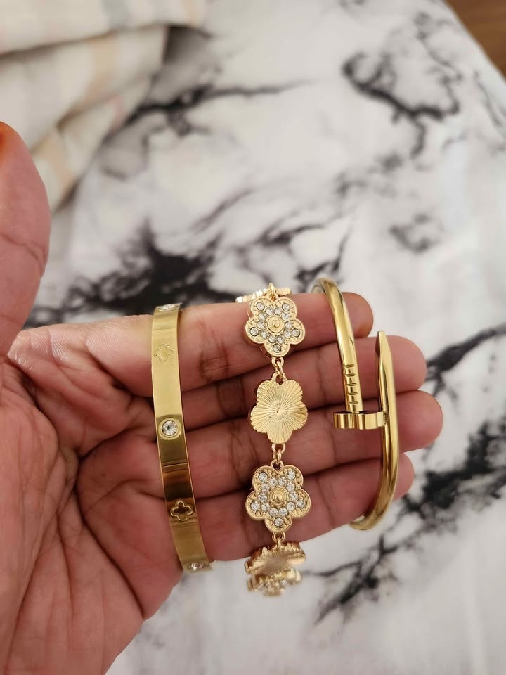 Luxury Gold Clover Bracelet Set - Brand New - photo 2