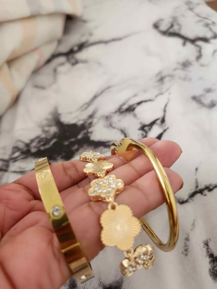 Luxury Gold Clover Bracelet Set - Brand New - photo 4