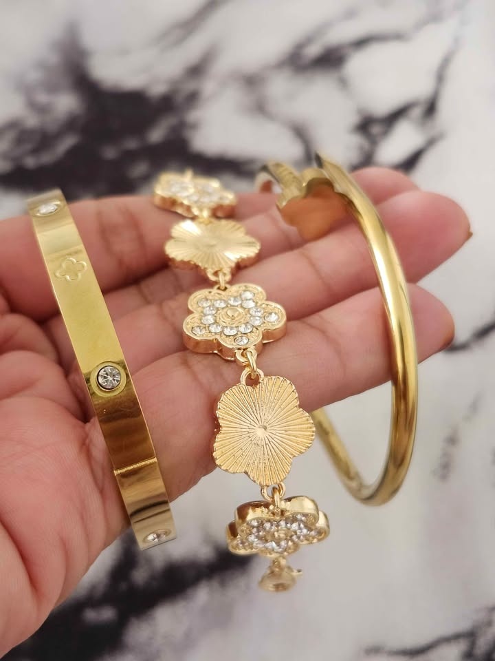 Luxury Gold Clover Bracelet Set - Brand New - photo 5