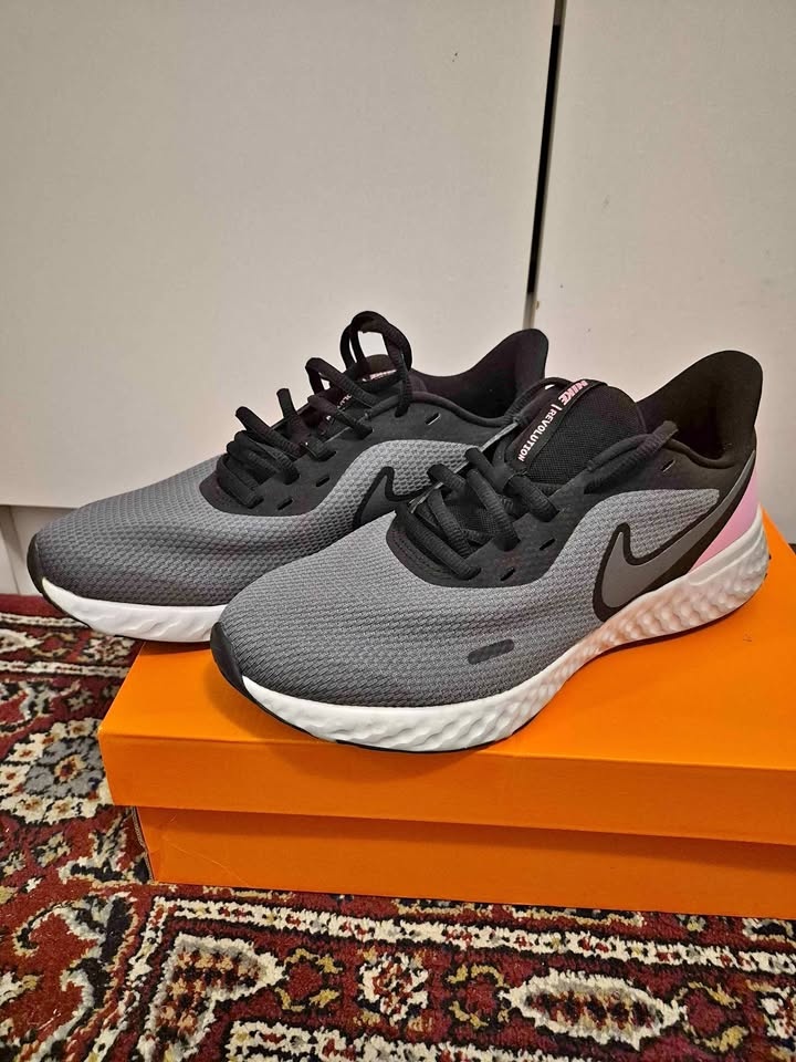 Nike Women's Revolution 5 Running Shoes Sz 9 Wide