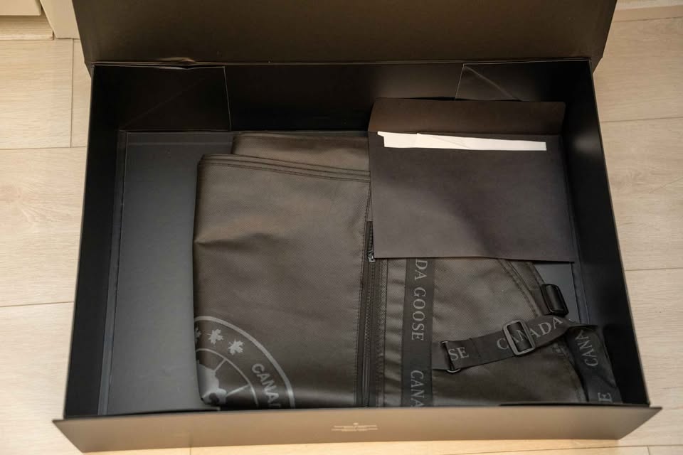 Canada Goose Hybridge Base Down Jacket Matte Finish - photo 3