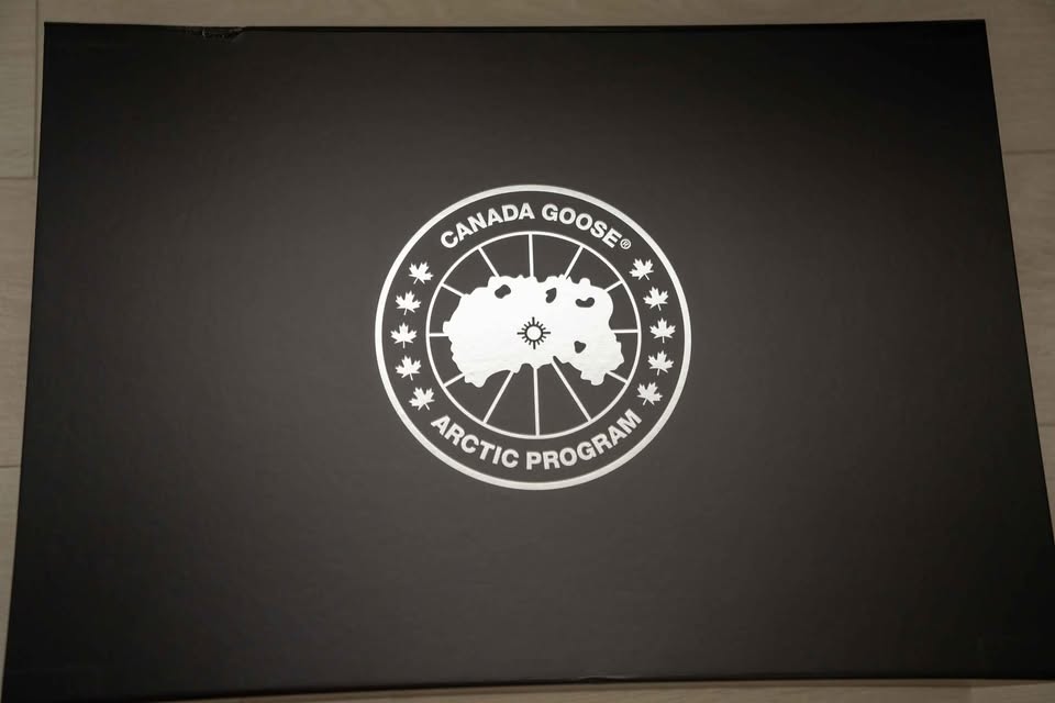 Canada Goose Hybridge Base Down Jacket Matte Finish - photo 4
